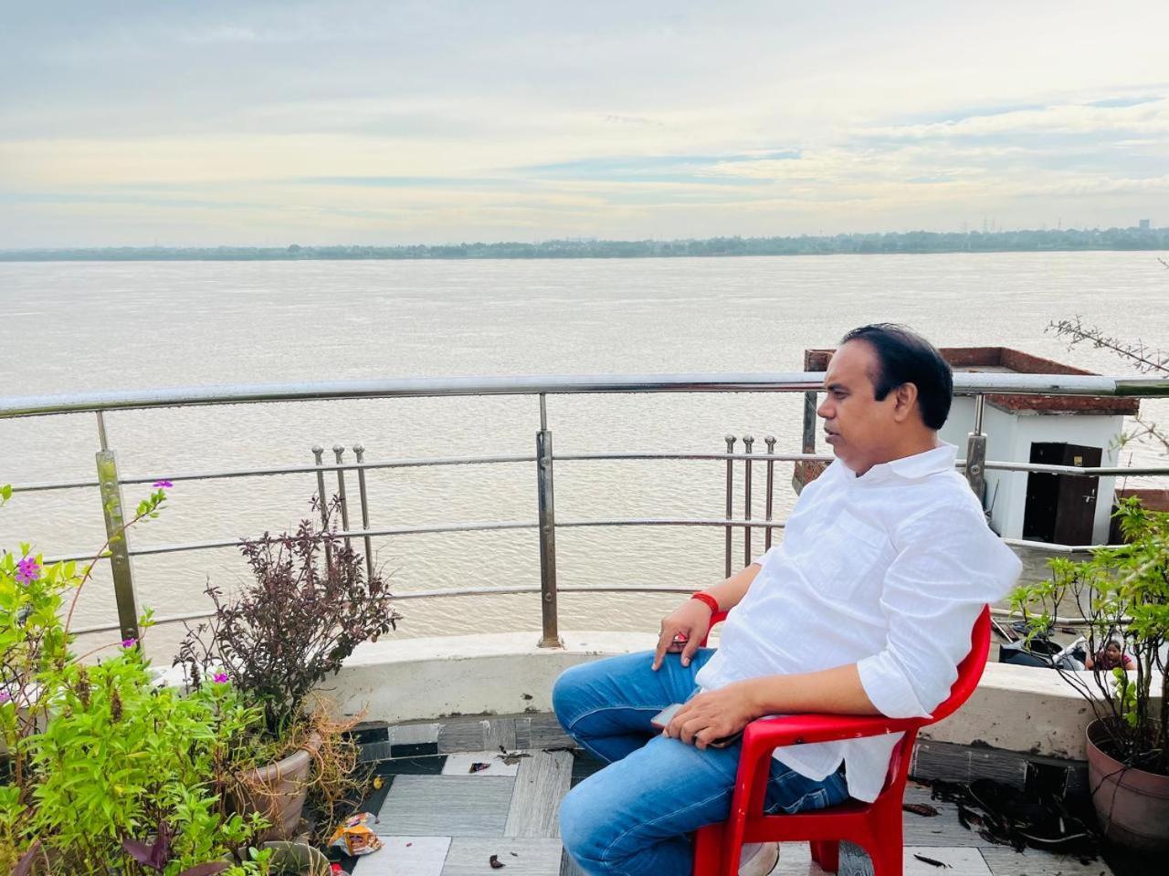 River View Paying Varanasi